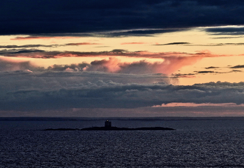 Балтийские зори / С видом на остров-маяк в Ботническом заливе...
Не правда ли, этот остров очень похож на всплывшую субмарину? :)