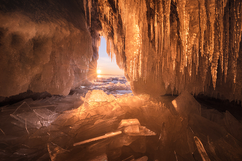 &quot;Янтарная комната&quot; / Ледяные гроты – это настоящее чудо природы. Ледяные сталактиты и сталагмиты иногда заполняют большую часть пространства грота, а под ногами россыпь хрустальных льдинок. Очутившись там, возникает ощущение нереальности происходящего. Но главное волшебство начинается, когда лучи заходящего солнца проникают вглубь пещеры. Всё пространство начинает буквально светиться изнутри.