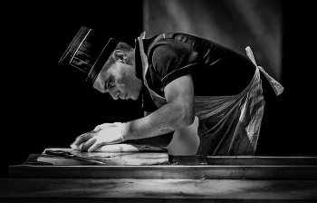 Разделка форели требует умения. / ***