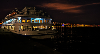 &quot;Снится мне ночной причал на родной реке&quot; / ***