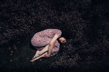 Привал / Модель удачно нарядилась на фотопрогулку в поле, нашли цветы в тон ее платья