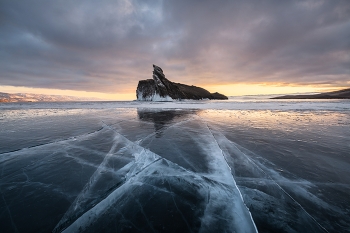 &quot;Остров Огой на восходе&quot; / Классический пейзаж зимнего Байкала. Скалистые острова и лед с трещинами на переднем плане