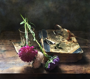 &nbsp; / Натюрморт с книгой и цветами