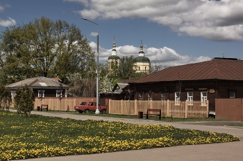 Майский сюжет из старого города С. / Улица старого города Серпухов.