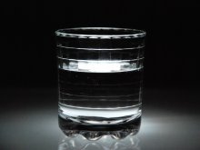 Стакан с водой / Стакан с водой, подсвеченный фонариком снизу через матовое стекло журн. столика. Фильтры не накладывались.