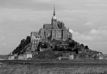 Аббатство Сaн Мишель / Снимки St.Michel Abbey (Нормандия) на сайте были неоднократно.
У Ega и GoodMood есть интересные работы. 

Основанное в 708 году  аббатство быстро перешло к бенедиктинцам.   
И сейчас это действующий монастырь.