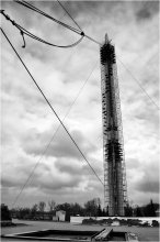 \ / Острие 104-метрового штыка-обелиска в Брестской крепости качается под напором ветра с амплитудой полтора метра. Во время реставрации, шык&quot;растянули&quot;. 
...да видать с одной стороны потянули чуток сильнее...