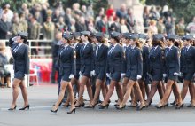 По улицам девчат водили... как будто напоказ...1 / Начитавшись Крылова...