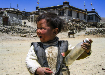 Минуты радости / Поселение на берегу священного озера Ямдрок, расположенное на высоте 4441 м над уровнем моря