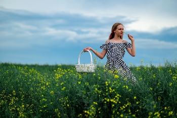 Полина в поле / модель Полина Верещагина