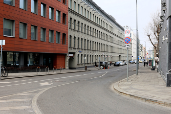 Садовническая улица / Садовническая улица в Москве. Март 2024.