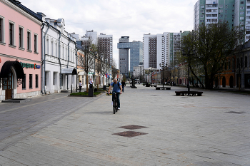 Школьная улица / Школьная улица в Москве. Апрель 2024.