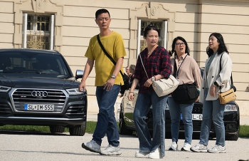 Любимая марка / Любовь китайцев к Audi — это классический пример того, как сформировался уникальный имидж бренда на конкретном рынке. 
Китайцы любят Audi не просто как немецкую премиальную марку, а как символ официальной власти, сдержанного успеха и технологического превосходства. Этот имидж, сформированный десятилетиями в качестве "автомобиля для чиновников", до сих пор оказывает сильнейшее влияние на выбор состоятельных китайских потребителей, которые хотят подчеркнуть свой статус и серьезность.