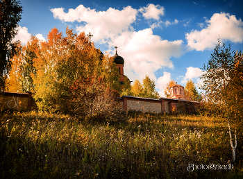 &quot;Скоро осень, господа&quot; (серия) / Скоро осень, господа, скоро осень
Лето красочный наряд грустно сбросит
Клин усталых журавлей ветер сносит
Скоро осень, господа, скоро осень...