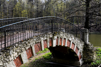 Мостик / В усадьбе Влахернское-Кузьминки в Москве. Апрель 2024