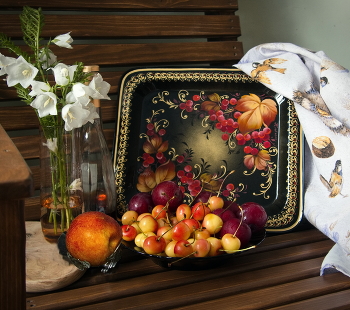 Дары лета / С жостовским подносом, черешней, сливами... Натюрморт на стуле