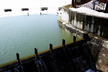 Плотина / Плотина в Кузьминском парке в Москве меду Верхним и Нижним Кузьминскими прудами. Март 2024.