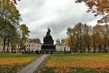 Пасмурно / В.Новгород, Тысячелетие России, Бронзовый памятник XIX в. с фигурами исторических деятелей. Воздвигнут в честь юбилея прихода варягов на Русь.