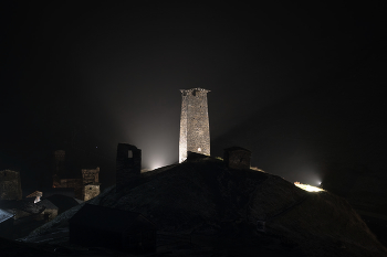 Queen Tamar Castle Over Storm / Ночью была гроза, затем посыпался снег, накрыв высокогорное село Ушгули