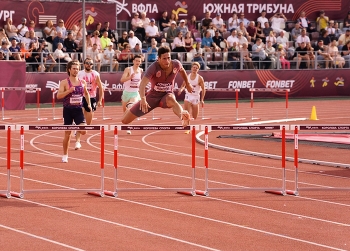   / Ф. Иванов рекордсмен РФ (400 м с барьерами)