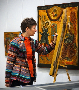 Увлечённость_2 / Художница за копированием редких икон. На выставке из частных собраний Москвы, проходившей в нашем музее, Союзу художников были заказаны копии нескольких редких икон с согласия владельцев коллекций. 

The painter is copying a rare icon from a private collection exposed in the museum in the framework of special education project
