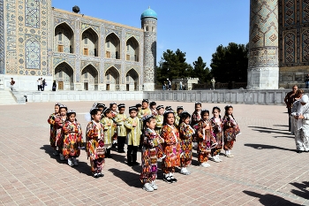 Голубые купола Самарканда / И людям всем на удивленье Востока щедрый дастархан,
И вызывает восхищенье великолепный Регистан*