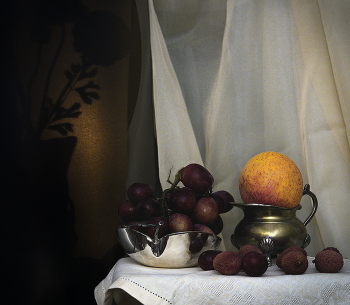 Личи и тень цветка в вечернем свете / Этюд с тенью, которая получена от уличного фонаря. Фонарь под нашим окном даже в темноте дает интересный рисунок. 
A street lamp produces interesting shadows in the evening time: through the window and on the metal surface