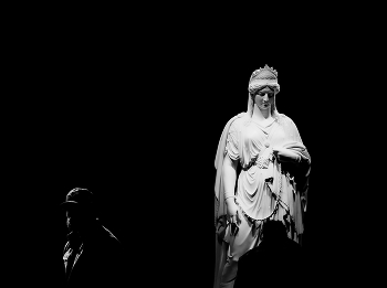 ППРЦ / Из подсмотренного в музее. В небольшом зале интересно падал свет из окна под потолком, прямо таким густым лучом. Я стоял, наверное, минут 15 вдалеке, ждал, пока кто-нибудь войдет в этот луч. Он вошел и еще и на меня посмотрел, красаучик.