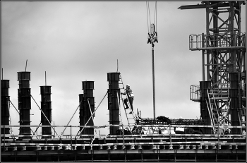 .... Не кочегары мы , не плотники ... / уличный кадр