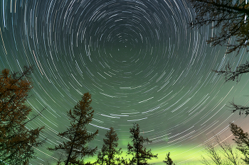 Треки звезд и северное сияние / Планировала поснимать ночью звезды, но и сияние порадовало тоже. 
ЯНАО, г.Новый Уренгой
