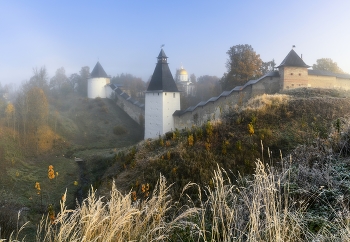 У стен монастыря / Свято-Успенский Псково-Печерский монастырь