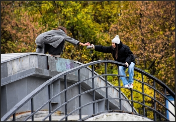 ... - Посмотри какие фотки получились !..... / уличный сюжет