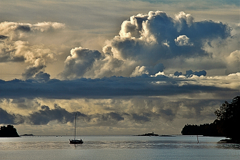Октябрьское утро / Рыбачья яхта.
Финский залив, Хельсинки. 
Вуосаари.