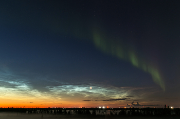 Три явления! Серебристые облака, северное сияние и туман на закате. / Невероятное совпадение! Северное сияние , серебристые облака, тоненький месяц на закатном небе и стелющийся туман по бескрайней тундре😍
Фото снято в окрестностях Нового Уренгоя летним вечером.
