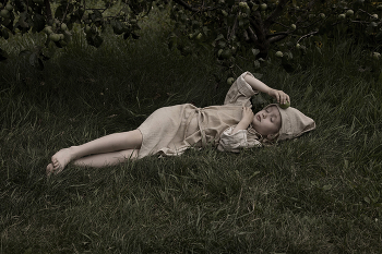 Девочка в саду / ***