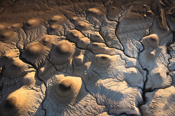 "Глиняные пампушки" / Мягкие осадочные породы, разрушаясь, формируют удивительные, и очень разнообразные фактуры поверхности. Западный Казахстан, Мнгитстау