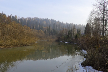 Предзимний сон тайги / Пелена легкого тумана накрыла тайгу,
но солнце слегка пробивается.
Берега таежной реки уже скованы льдом и красивым узором.
Тишина и безмятежность, блаженство и упоение !
Черпайте силы у природы !