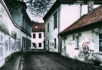 Турист / В нём была и надежда, и грусть —
Я шагал по нему наизусть.
Я в его переулки нырял...