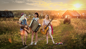 Выйду на улицу, солнца нема, Красные девки свели меня с ума. Выйду на улицу, гляну на село, Девчата / Выйду на улицу, солнца нема, Красные девки свели меня с ума. Выйду на улицу, гляну на село, Девчата гуляют и мне весело. Выйду на улицу, гляну на село, Девчата гуляют и мне весело.