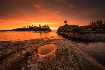 Золотое утро... / Ладога... Октябрь 2025

Следующей осенью на Ладожском озере будем ловить свет в Питкяранте. Собирайтесь :)
Напомню, что в 26-м на озеро Джека Лондона поеду весной на цветение Рододендрона, в конце июня. Группа набирается. Скоро настанет пора покупки авиабилетов. Пишите, звоните....
И, традиционно, осень на Джеке. Набор группы в самом разгаре
В 27-м году следующая поездка в Архангельскую область на золотую осень в клнце сентября. Программу буду увеличивать до двух недель. Т.к. очень много передвижений, просто не успеваем впитать в себя душевность этих мест. А очень хочется просто побродить и напиться вдоволь...
На Кольский в середине ноября тоже 2 места свободно
Следующая моя поездка в Момский НацПарк запланирована на конец августа 28-го года.
Пока готовлюсь к очередным путешествиям...На НГ в Ворзогоры могу взять ещё одного человека. Можно поехать в Кимжу в начале февраля. Анонсы на сайте phototourtravel.ru
Подписывайтесь в MAX https://max.ru/u/f9LHodD0cOLOq7OZwTlN2lzsjKg3fxnzBwh4lQ5ht9zDTiYp8yWjD7FBZN0