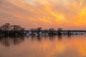 На закате. / Март. Ока.