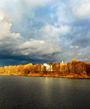 Уж осень отряхает последние листы с ногих своих ветвей... / Прогулка в парке