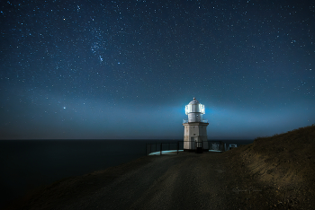 Ночь на мысе Меганом / Ночь полна тайн и света.
Однажды снимали ночью на мысе Меганом. Это интересное место для ночной съёмки. Едем ночью но до самого маяка добраться не удалось. Пару километров пешком. И вот мы на месте. Слева над горизонтом встаёт луна. Лучи света от маяка в небе. Звёзд над головой великое множество. Любовались и снимали несколько часов, уходить не хотелось!