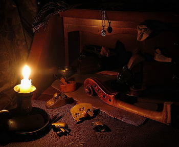 У скрипичного мастера_3 / Серия &quot;У скрипичного мастера&quot; - мне предоставили возможность посмотреть как работает реставратор музыкальных инструментов. Крошечные рубанки и другие инструменты. Даже разрешили что-то поснимать дома при таком освещении. 

At the violin master's