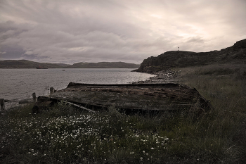 Лодка / Баренцево море , лодка и крест на горе