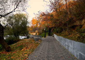 По набережной в дождливый осенний день / По набережной в дождливый осенний день