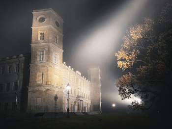 Большой Гатчинский дворец в октябре. / Туманный и дождливый вечер октября у Гатчинского дворца. 2025