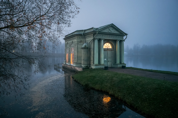 Призрачно все. / Павильон Венеры в Дворцовом парке, Гатчина. Октябрь 2025