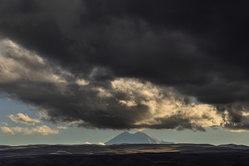Крохотный Эльбрус под громадными облаками / ***