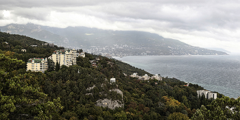 &nbsp; / Вид с вершины Крестовой горы.
Крестовая гора (также известна как Урьянда и Урьянда-Исар) — гора на Южном берегу Крымского полуострова, расположена в Ореанде (Большая Ялта).